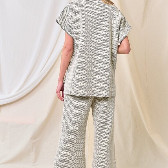 NWT Plus Black & White Patterned Top - Picture 7 of 8